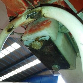 Alte Spornfederbesfestigung mit zwei Durchgangsschrauben >> hohe Kerbspannungen!